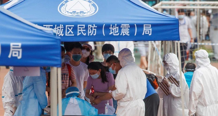 Pekín lucha por detener un nuevo brote de coronavirus que ya se ha extendido a las provincias vecinas