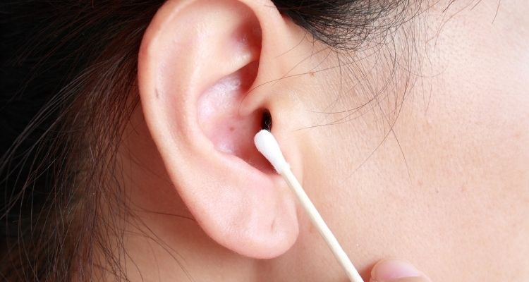 Cómo quitar un tapón de cera en el oído y por qué se forman