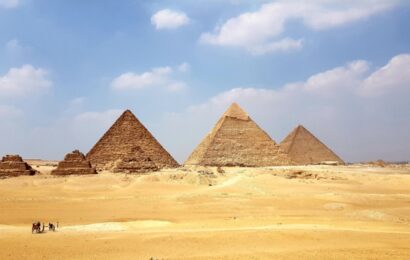 Las pirámides de Egipto bajo un cielo azul ligeramente nublado